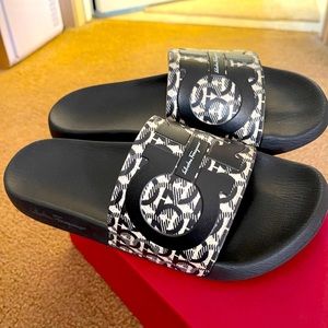 Salvatore Ferragamo man’s sandal size 8